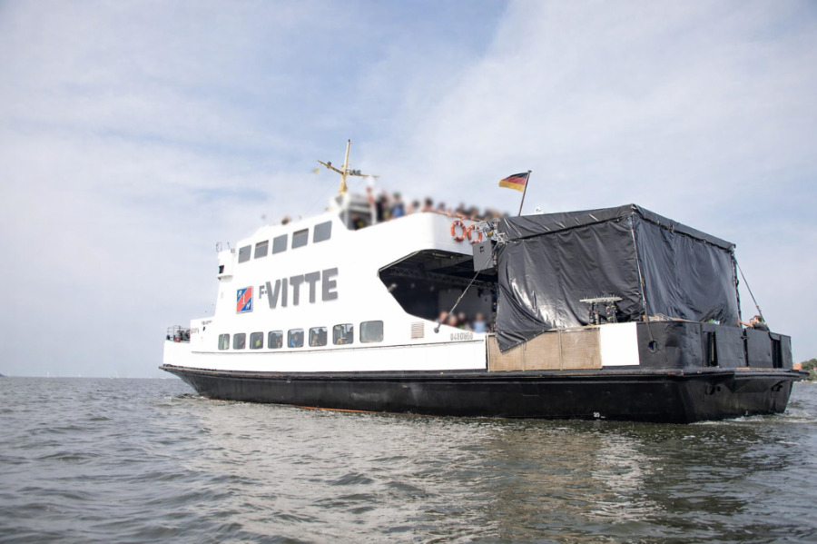 faehre-vitte-ostsee-vor-ruegen-mit-buehne