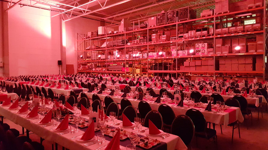 firmenevent-gala-saal-ambientebeleuchtung-buehne