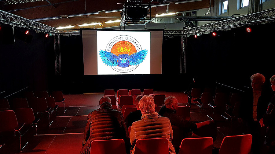 kinosaal-traversenrig-grossprojektion-buehne-medientechnik