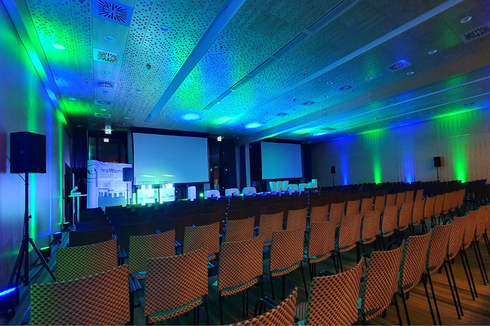konferenzsaal-zwei-leinwaende-uplighting-pa-eventtechnik