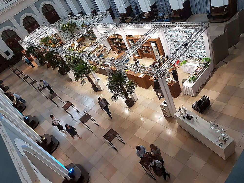 messebau-messestand-traversendach-licht-medientechnik
