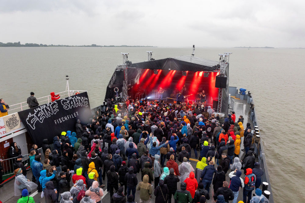 open-air-konzert-faehre-buehne-lichttechnik-beschallung kl
